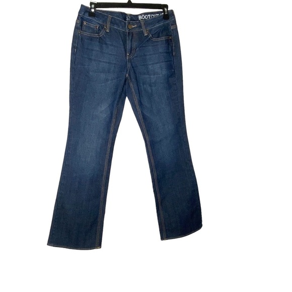 NY&CO medium wash jeans pants. Low Rise bootcut, curvy design. Short. - Picture 4 of 5